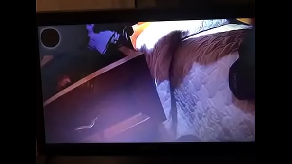 Buscando  las bragas de mi tiacutea cuando no estaacute en casa