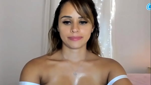 Alice Gomez famosa WebCamModel luce cuerpazo sexy y bronceado en lenceriacutea con sus tirantes caiacutedos