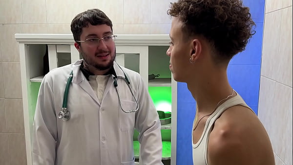Meacutedico novinho e passivo ajudou o paciente que estava com medo de sentir um dedo no cu  COMPLETO NO RED