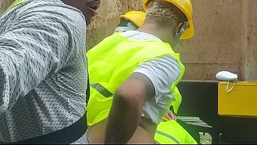 OS OPERAacuteRIOS PEGARAM PESADO NA HORA DO ALMOCcedilO FIZERAM UMA SURUBA COM MUITO LEITE E FUDECcedilAtildeO