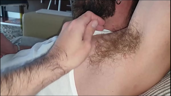 Tocaacutendole los sobacos peludos a mi chico