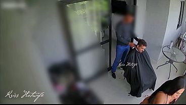 Recebi o barbeiro para fazer cabelo do corno do meu marido bem puta  usando um biqu iacute ni min uacute sculo e transparente