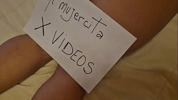 Mimujercita  caminando en el campo