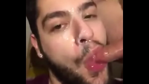 Chupando com porra na cara
