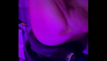 Pillo a mi hermanastra masturbandose y sus grandes tetas