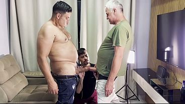 Coroa pauzudo me pegou traindo ele com outro macho  acabei apanhando e levando rola dos dois