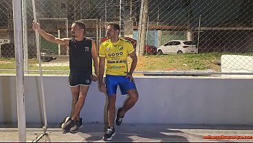 depois da pelada jogador e o treinador  eacute  flagrado fudendo atr aacute s da quadra