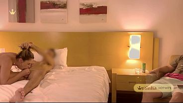 Corno humilhado   Casada puta  chama amiga deliciosa e faz uma putaria sensacional  o Corno s oacute  limpou a bagun ccedil a 
