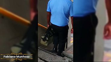 Baixinho segue o motorista de  ocirc nibus at eacute  o parque e da pra ele