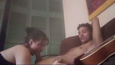 Mi compa ntilde era de cuarto de la universidad entr oacute  en m iacute  Giving una mamada en nuestro dormitorio y comenz oacute  a masturbarse 