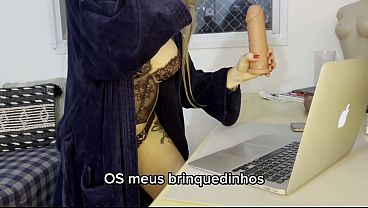 A CACHORRA PEITUDA ESTAVA TRABALHANDO FAZENDO STRIPER NA CAMERA E A INTERNET ACABOU  ENTAO CHAMOU UM TECNICO ROLUDO PRA AJUDAR ELA