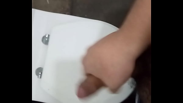 En el ba ntilde o de mujeres antes de salir de trabajar